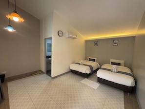 Habitación superior con 2 camas individuales | Escritorio, wifi gratis y ropa de cama 