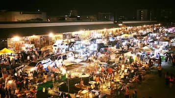 Un mercado al aire libre concurrido, repleto de puestos y gente.