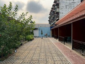 Courtyard view - Napa Hostel Samrong Station (Samut Prakan)
