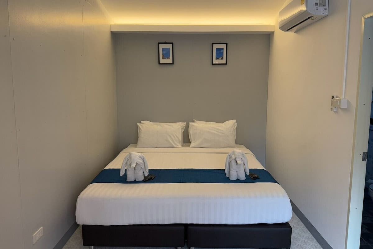 Quarto casal superior | Escrivaninha, Wi-Fi de cortesia, roupa de cama