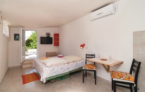 4 bedrooms, WiFi, bed sheets - Holiday Home Blossom - Four Bedroom Holiday Home with Outdoor Pool and Jacuzzi (Supetar)