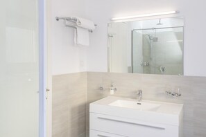 Dusche, Haartrockner, Handtücher