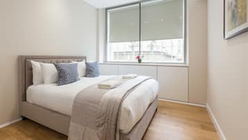 Apartamento luxo, 4 quartos | Cofres nos quartos, individualmente mobiliados, escrivaninha