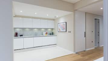 Apartamento luxo, 4 quartos | Cozinha privada | Geladeira grande, micro-ondas, fogão, cooktop