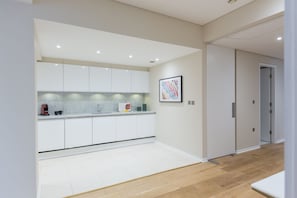 Deluxe Four Bedroom Apartment | Private kitchen | Full-sized fridge, microwave, oven, stovetop - Urban Chic - Exeter (London)