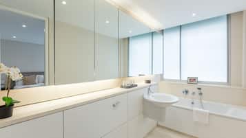 Deluxe-Apartment, 4 Schlafzimmer | Badezimmer | Badewanne und Dusche (separat), Komfortbadewanne, Haartrockner
