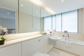 豪華公寓, 4 間臥室 | 浴室 | 獨立浴缸和淋浴設備、全浸式浴缸、吹風機、毛巾