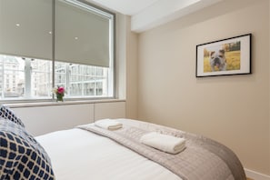 Deluxe Four Bedroom Apartment | In-room safe, individually furnished, desk, iron/ironing board - Urban Chic - Exeter (London)