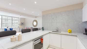 Apartamento luxo, 2 quartos | Cozinha privada | Geladeira grande, micro-ondas, fogão, cooktop