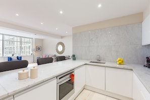 Deluxe Two Bedroom Apartment | Private kitchen - Urban Chic - Exeter (London)