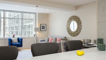 Apartamento luxo, 2 quartos | Área de estar | TV de tela plana