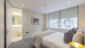 Deluxe-Apartment, 2 Schlafzimmer | Zimmersafe, individuell eingerichtet, Schreibtisch