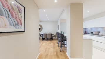 Apartamento luxo, 2 quartos | Área de estar | TV de tela plana