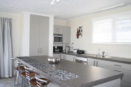 Fridge, microwave, oven, stovetop. Stunning holiday home close to beach
