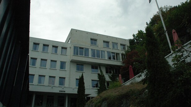 A multi-story building with a flat roof and rectangular windows. - Solborg sommerpensjonat (Lindesnes)