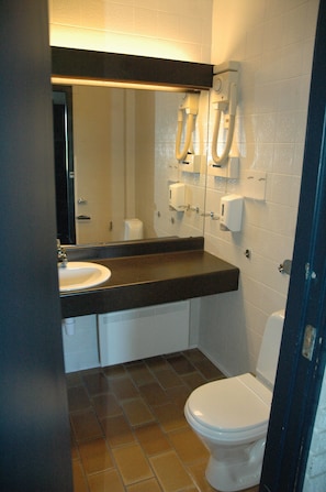 Combined shower/bathtub, towels, soap, toilet paper - Solborg sommerpensjonat (Lindesnes)