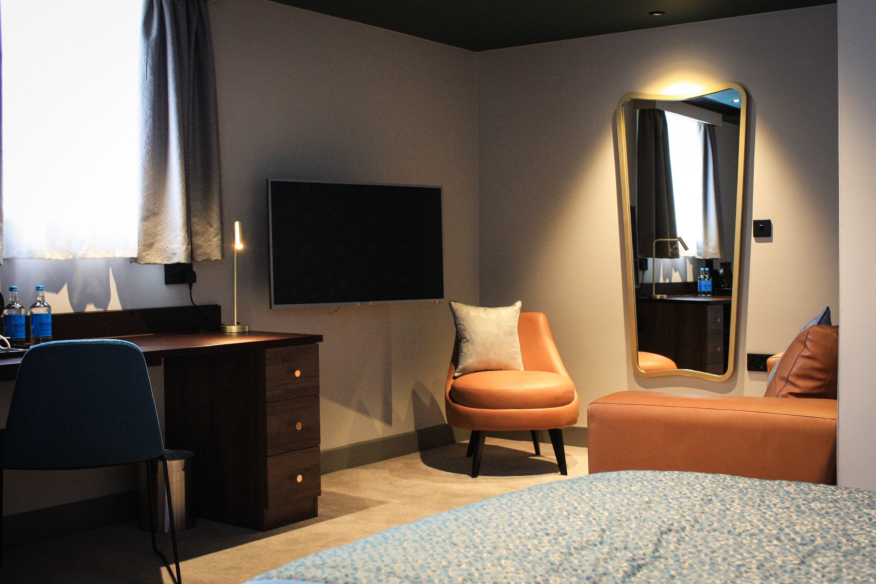 suite | living area | flat-screen tv