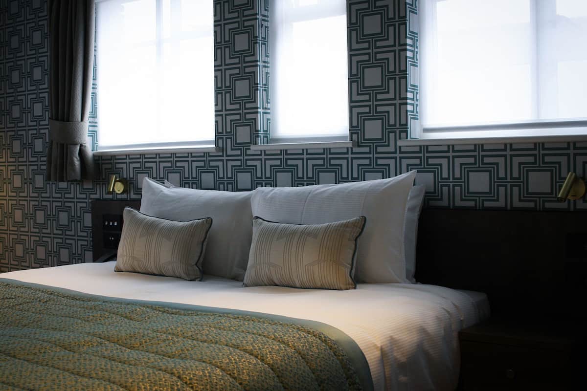 executive room | 1 bedroom, desk, laptop workspace, blackout curtains