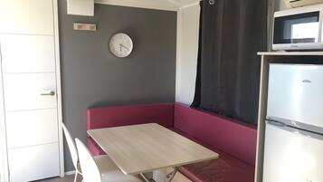 Stacaravan, 2 slaapkamers | Privékitchenette | Een koelkast, een magnetron, een oven, een kookplaat