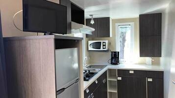 Mobile Home, 3 Bedrooms | Private kitchenette | Fridge, microwave, oven, stovetop