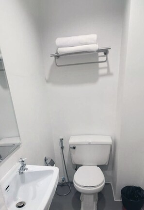 Shower, bidet, towels, soap - Go Inn Phuket Old Town (Phuket)