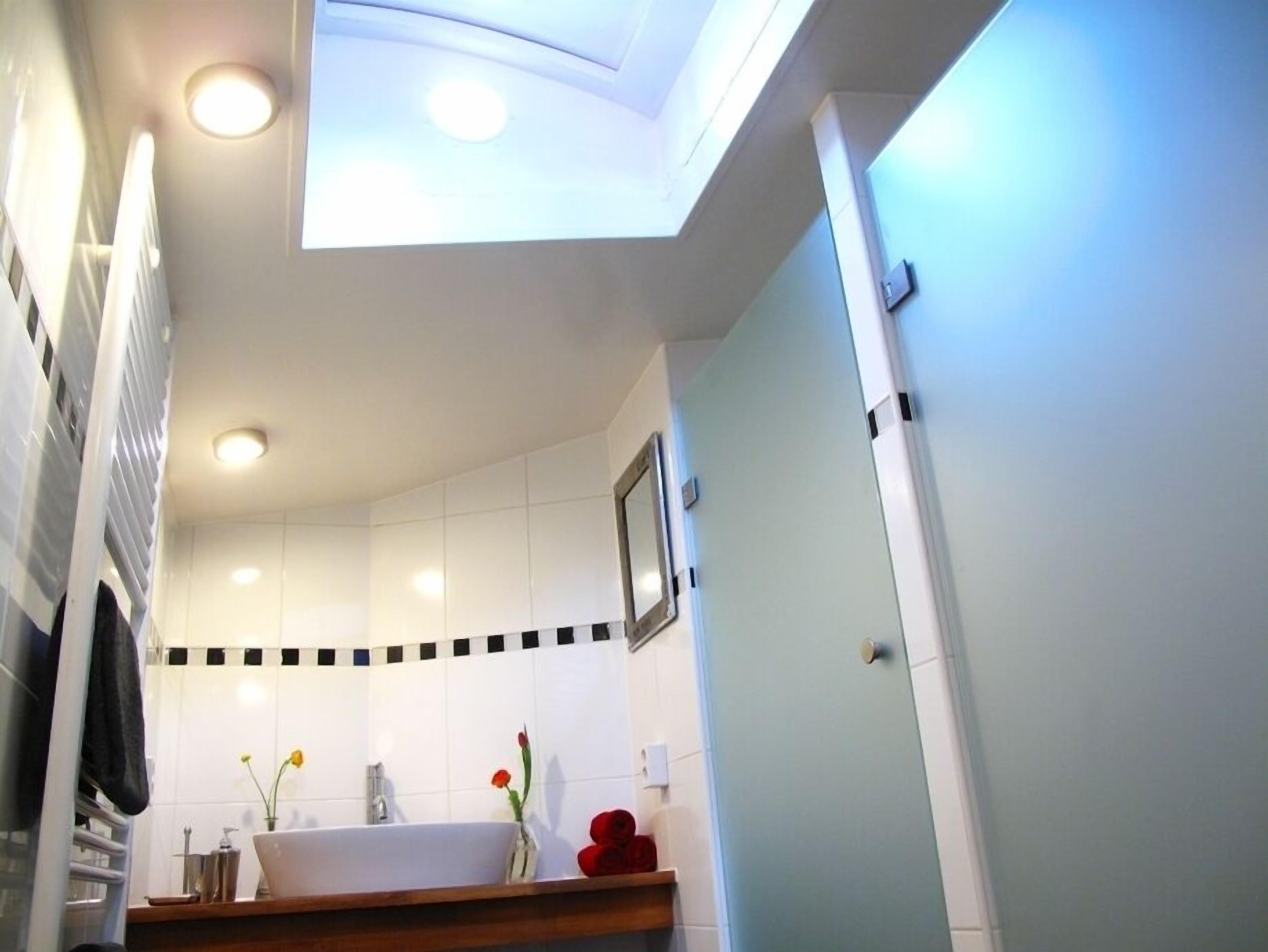 Regadera, toallas, papel de baño 