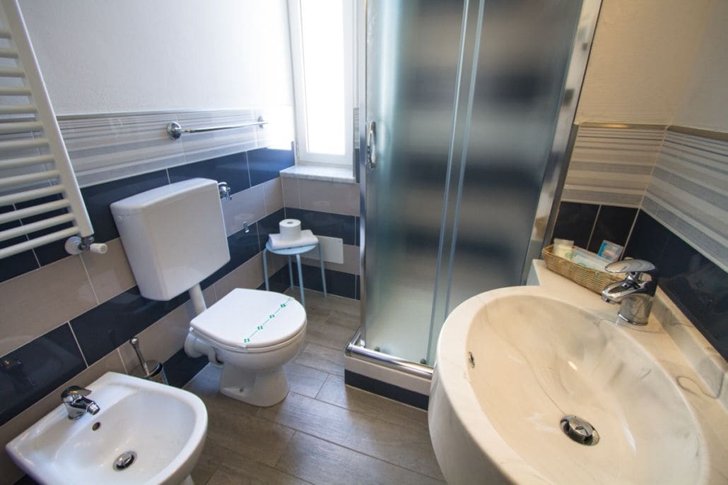 Douche, articles de toilette gratuits, sèche-cheveux