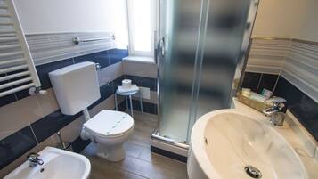 Douche, articles de toilette gratuits, sĂšche-cheveux