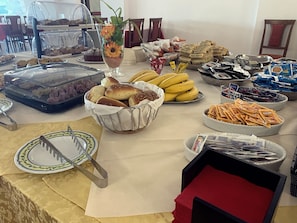 بوفيه فطور مجانًا يوميًا