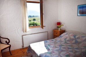 House, 5 Bedrooms | Free WiFi, bed sheets - The Song House (Falcarragh)