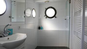 Exclusive Apartment | Bathroom | Shower, towels