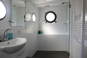 Exclusive-Apartment | Badezimmer | Dusche, Handtücher