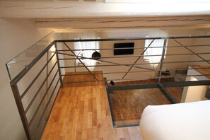 1 dormitorio, caja fuerte, tabla de planchar con plancha y cuna de viaje