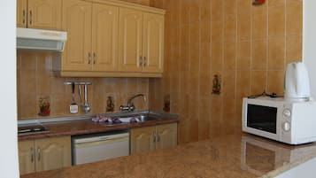 Departamento, 1 habitación, balcón | Cocina privada | Refrigerador con congelador, parrilla de estufa y tetera eléctrica