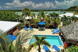 室外游泳池，開放時間為 08:00 至 00:00，提供泳池遮陽傘和日光浴躺椅