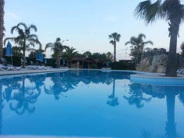 Piscine extérieure (ouverte en saison), parasols de plage