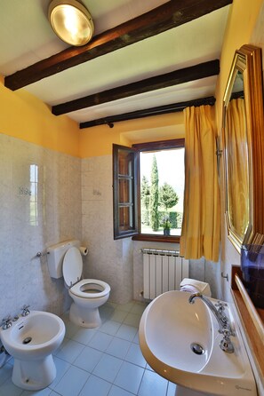 Appartement, 2 slaapkamers (Olmo) | Badkamer | Een douche, handdoeken