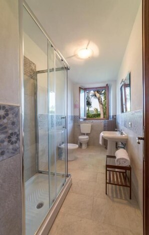 Premium Condo | Bathroom | Shower, towels - Agriturismo Fattoria Pagnana Wine & Pool (Rignano sull'Arno)