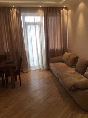 Apartamento estándar (1 Berbuki Street 12, Saburtalo) | Zona de estar | Una televisión LED