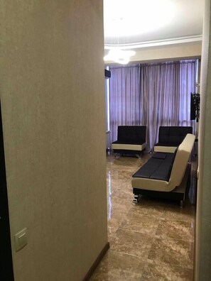Iron/ironing board, bed sheets