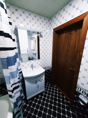 Standard Triple Room | Bathroom | Bathtub, free toiletries, hair dryer, slippers
