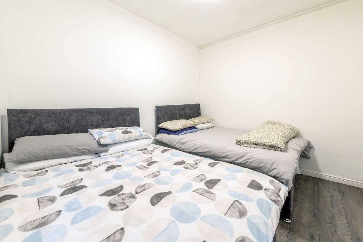 Iron/ironing board, WiFi (free), bed sheets
