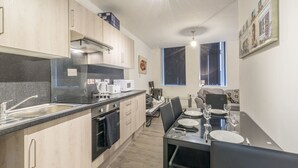 Fridge, oven, stovetop, electric kettle