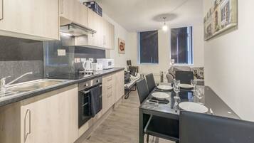 Fridge, oven, stovetop, electric kettle