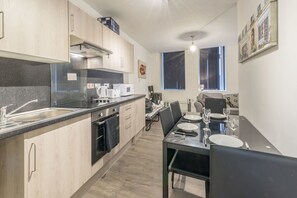 ตู้เย็น, เตาอบ, เตาประกอบอาหาร, กาต้มน้ำไฟฟ้า