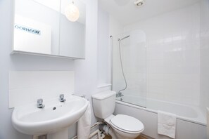 Appartement, 1 chambre | Salle de bain | Douche, articles de toilette gratuits, sèche-cheveux
