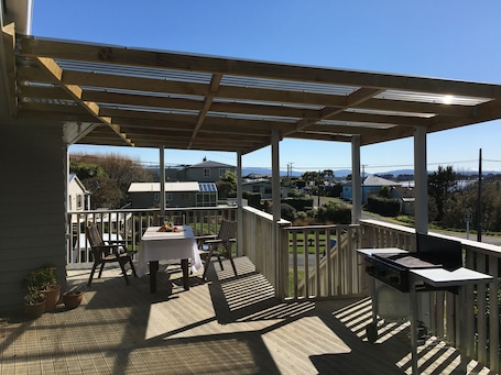 Outdoor dining. Rob's Beach House Riverton