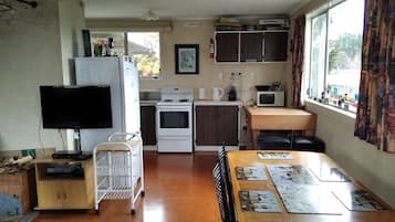 雪櫃、微波爐、焗爐、爐具
