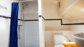 City Apartment, 6 Bedrooms, Harbor View | Bathroom | Shower, towels