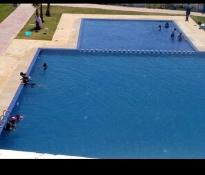 2 outdoor pools